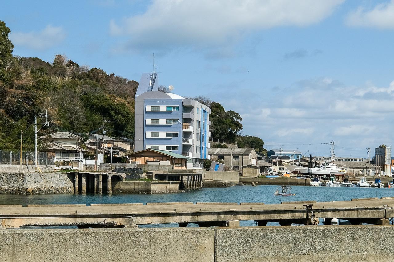 福岡市西区宮浦の賃貸物件/海の縁に建つブルーのマンション
