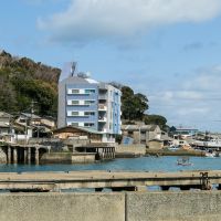 福岡市西区宮浦の賃貸物件/海の縁に建つブルーのマンション