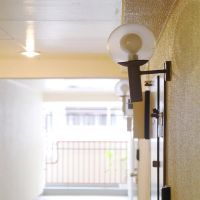 福岡市中央区赤坂の賃貸物件/玄関前の照明もレトロで良い雰囲気。夜はもっといいだろうな。