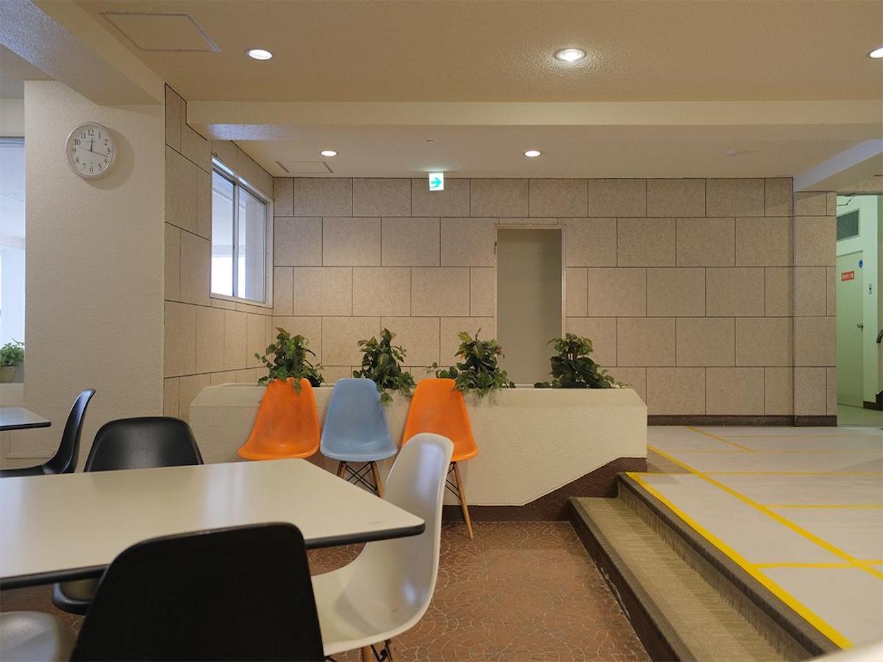 福岡市中央区赤坂の賃貸物件/エントランスの待合スペース。ゆったりしてます。