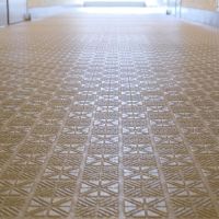 福岡市中央区赤坂の賃貸物件/共用廊下の床材。懐かしい雰囲気のパターンと色使い。