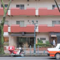福岡市中央区赤坂の賃貸物件/正面外観。1階はテナント区画になってて、雰囲気作りに一役買ってくれてます。