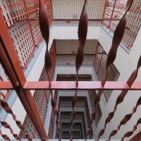 福岡市中央区赤坂の賃貸物件/共用部中央の吹き抜け。鉄柵のデザインまでも、萌えます。