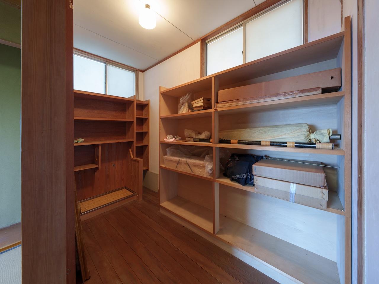 福岡市西区今宿青木の売買物件/和室横の収納。