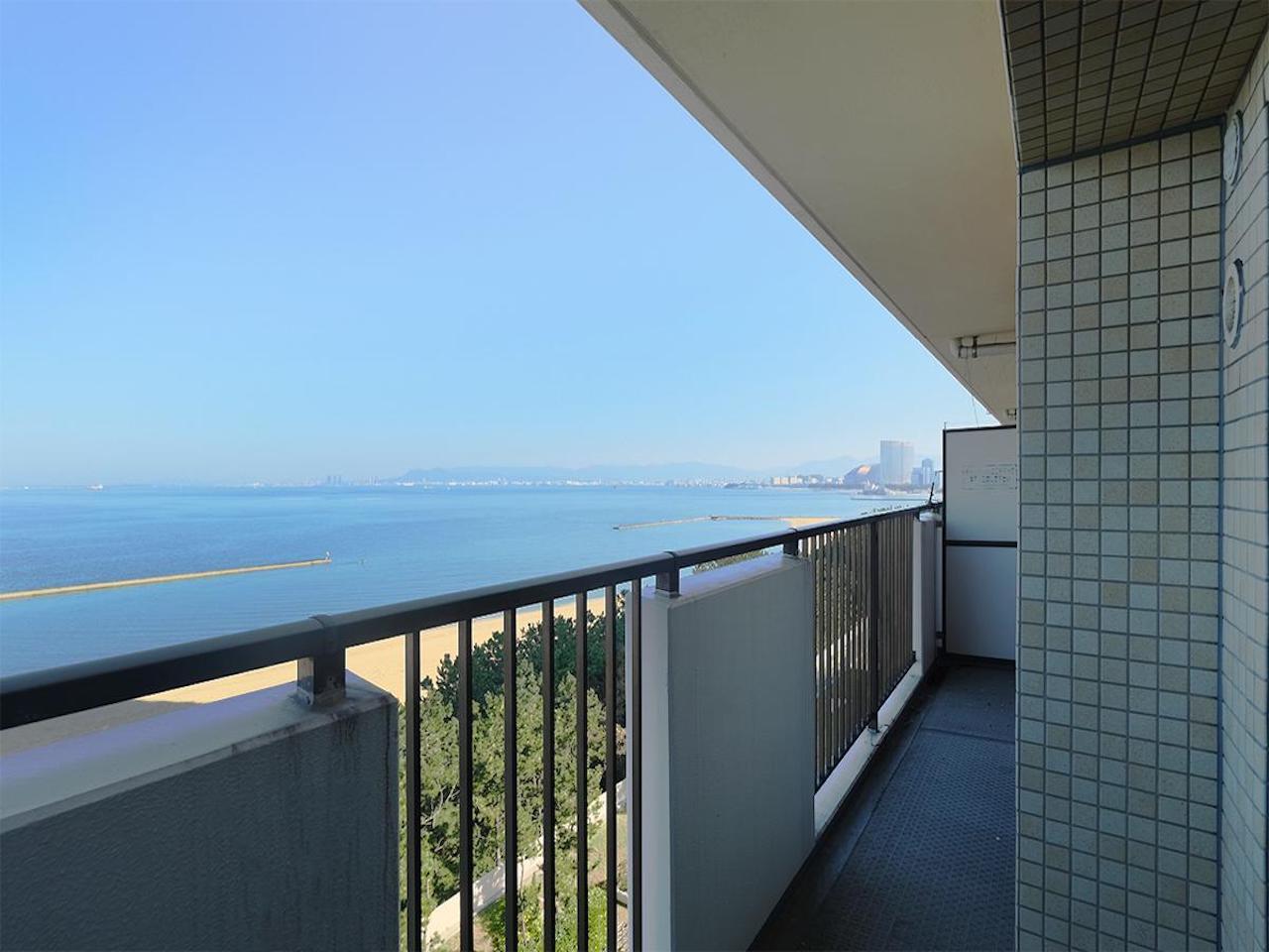 福岡市西区愛宕浜の売買物件/目の前の海浜公園ではSUP教室もおこなわれているんだそう。