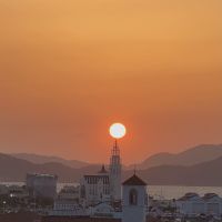福岡市西区愛宕浜の売買物件/リビング側のバルコニーからの景色。空がゆっくり色づいて、こんな幻想的な夕日に出会える日もあるそうです。