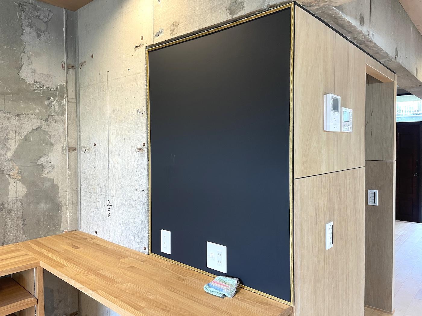 北九州市⼩倉南区志徳の売買物件/壁付けの黒板ボードが、空間に遊び心を与えてくれます。