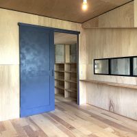 北九州市⼩倉南区志徳の売買物件/ドアのディープブルーがアクセントになっています。