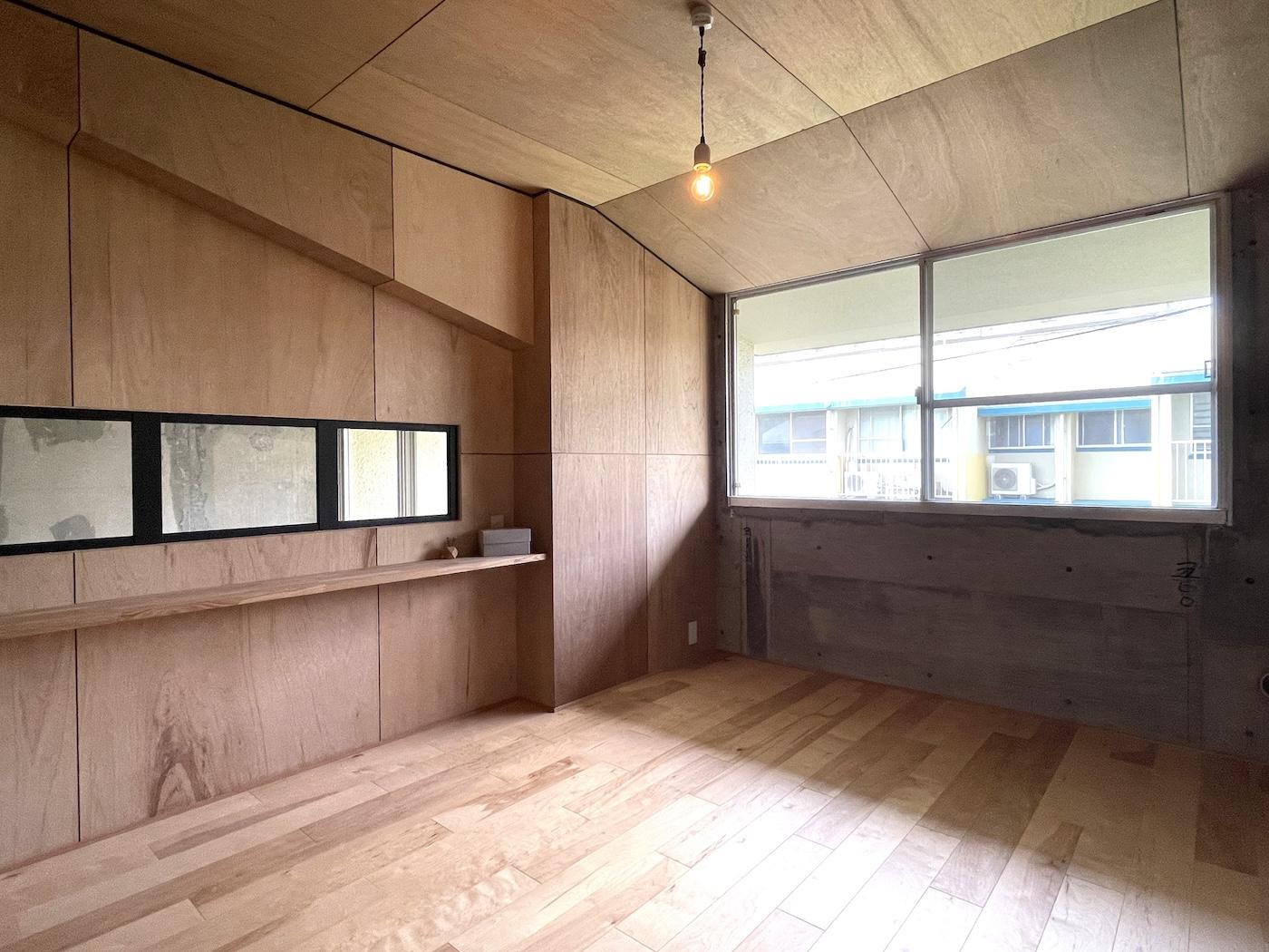 北九州市⼩倉南区志徳の売買物件/2Fの5.9帖洋室。天井や壁のフォルムが個性的。