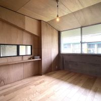北九州市⼩倉南区志徳の売買物件/2Fの5.9帖洋室。天井や壁のフォルムが個性的。