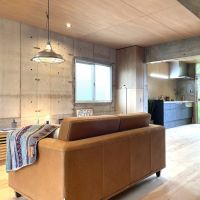 北九州市⼩倉南区志徳の売買物件/コンクリートの壁面と床天井のウッドのバランスが良いです。