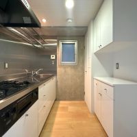 福岡市博多区御供所町の賃貸物件/ステンレス&times;ホワイトを基調にしたシンプルなキッチン。