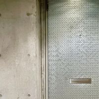 福岡市博多区御供所町の賃貸物件/玄関はチェッカープレート。インパクトが凄い！