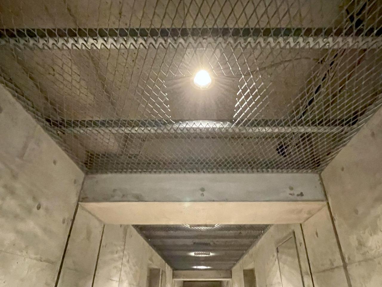 福岡市博多区御供所町の賃貸物件/共用部廊下の天井はエキスパンドメタル。
