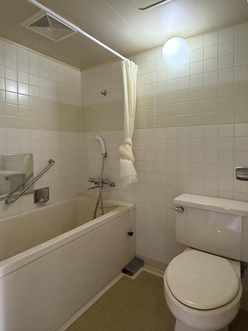 福岡市西区今津の賃貸物件/浴槽とトイレは同じ空間になります。