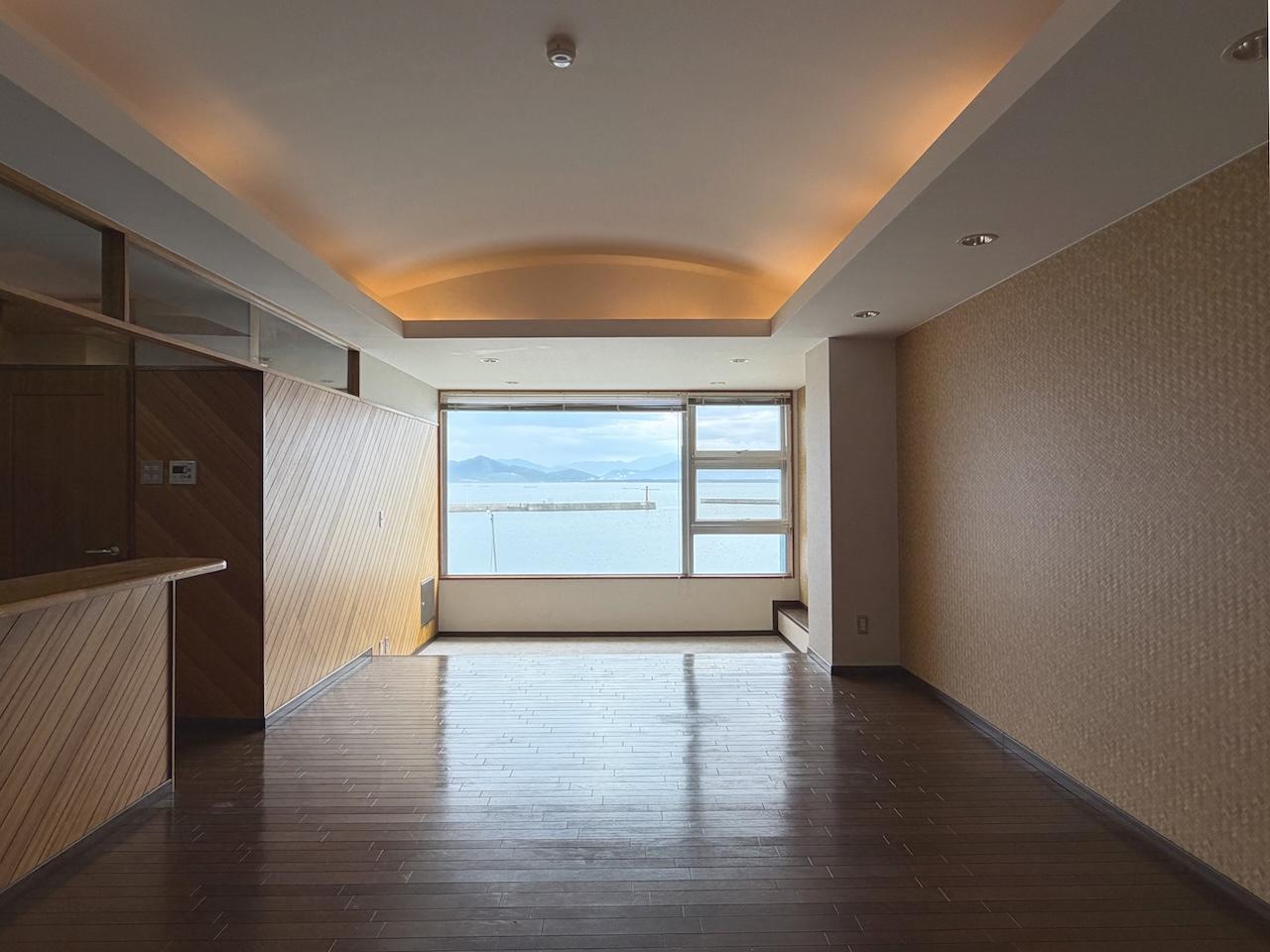 福岡市西区宮浦の賃貸物件/お部屋にはいると、すぐに海が視界に入ります。