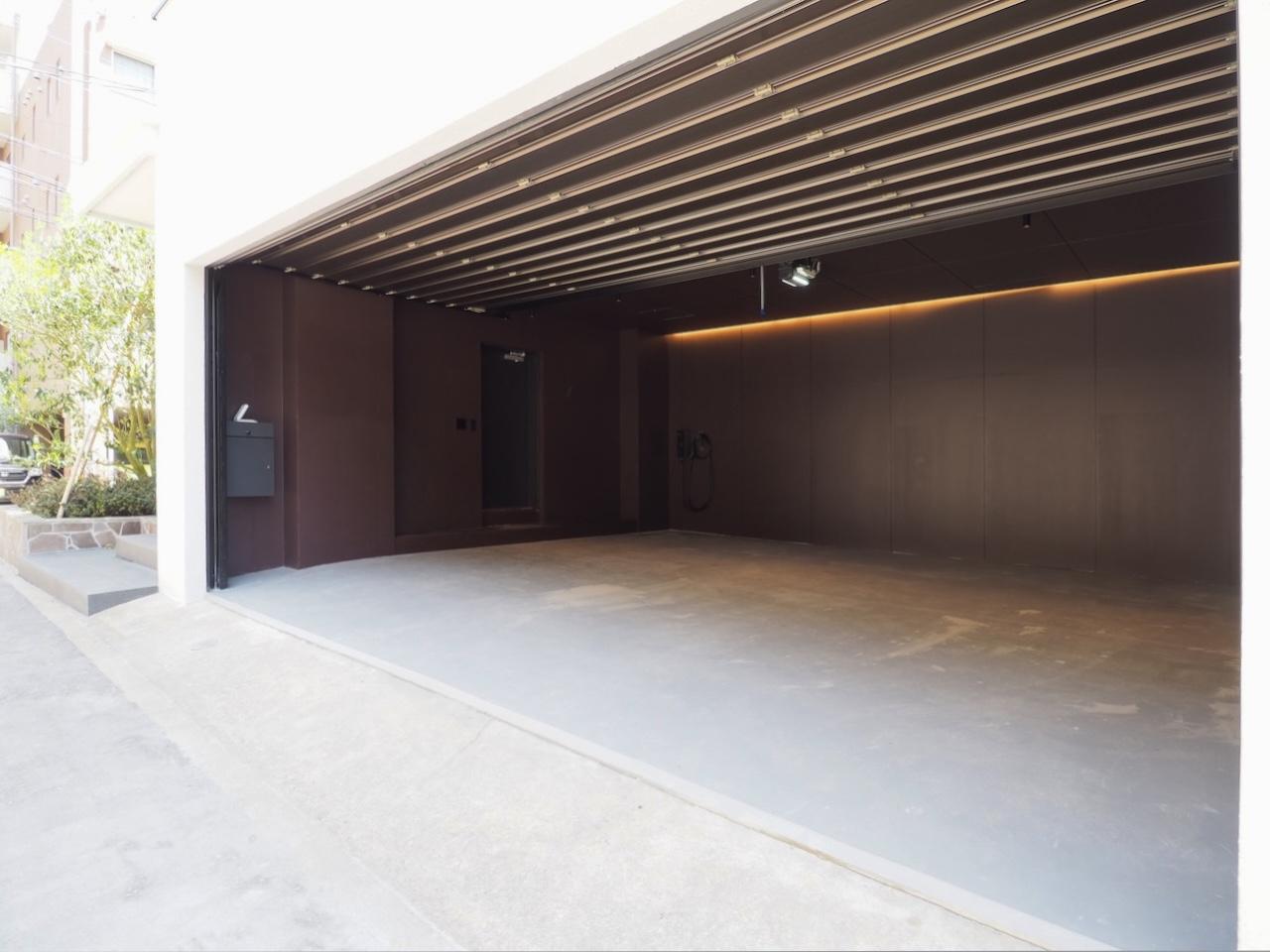 福岡市中央区草香江の売買物件/電動シャッター付きの大型ガレージ。