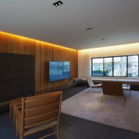 福岡市中央区草香江の売買物件/2Fのリビング。備え付けのL字型にソファが空間を。