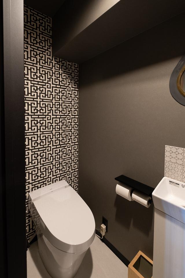 福岡市中央区黒門の賃貸物件/トイレもピリッとデザインをきかせて。モダンな感じ。
