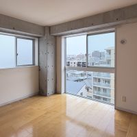 福岡市早良区高取の賃貸物件/洋室。床まであるガラスが少しドキドキ。