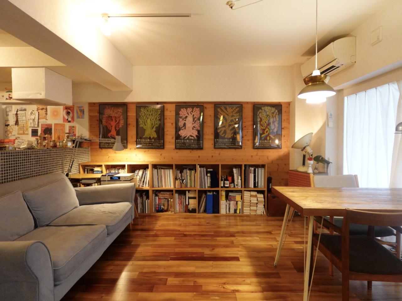 福岡市南区高宮の賃貸物件/木の壁が空間のいいアクセントに。現在はアートや本棚を置いて楽しまれているようです。