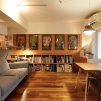 福岡市南区高宮の賃貸物件/木の壁が空間のいいアクセントに。現在はアートや本棚を置いて楽しまれているようです。