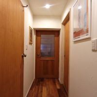 福岡市南区高宮の賃貸物件/木目のドアがかわいい。