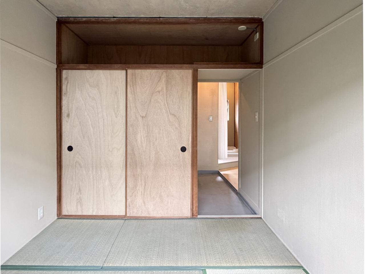 福岡市城南区東油山の賃貸物件/和室。収納の扉がそのままお部屋の扉にスライドします。