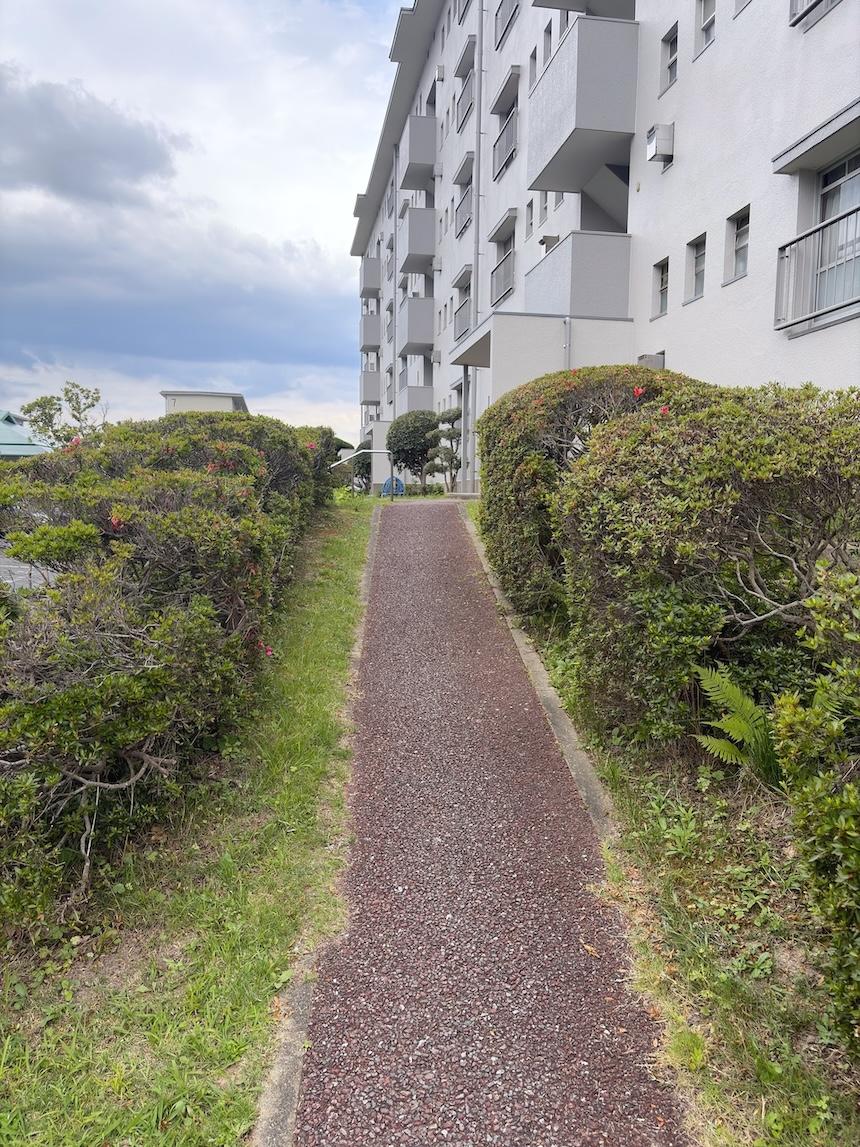 福岡市城南区東油山の賃貸物件/建物へのアプローチ。手入れされた緑に囲まれてます。