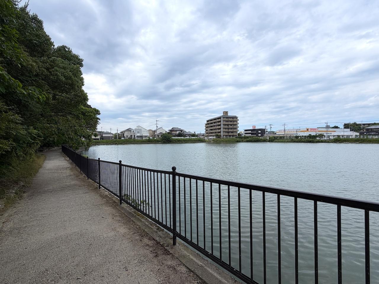 福岡市城南区東油山の賃貸物件/おいおい。レイクサイド歩道まであるじゃなか。