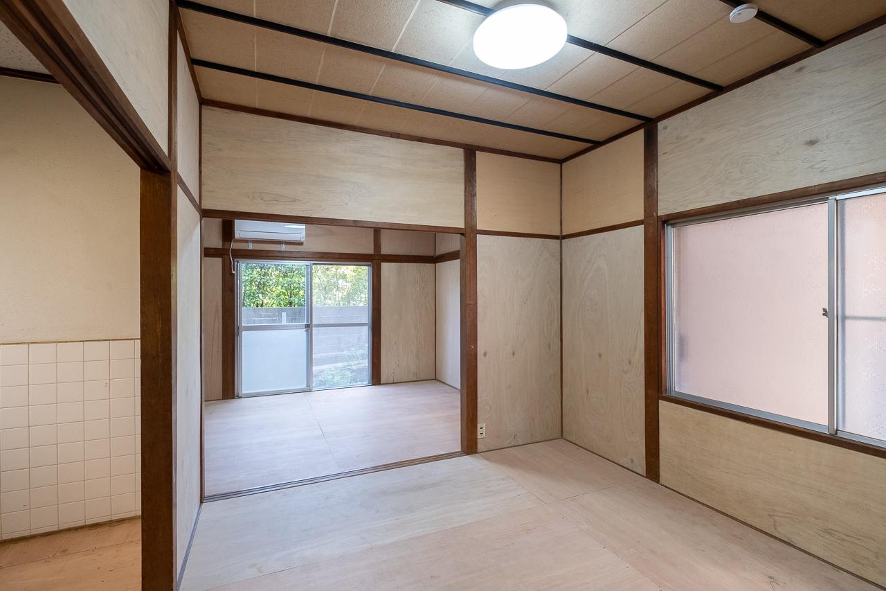 福岡市城南区荒江の賃貸物件/ざらざらとした砂壁だった部分にはベニヤを貼り、床も下地まで仕上げています。
