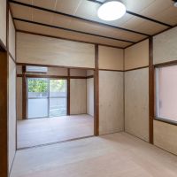 福岡市城南区荒江の賃貸物件/ざらざらとした砂壁だった部分にはベニヤを貼り、床も下地まで仕上げています。