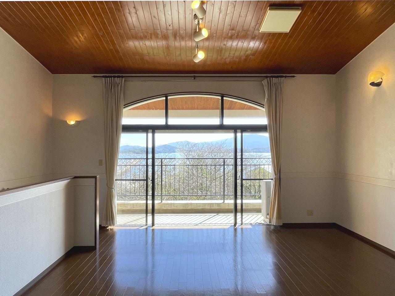 糸島市志摩船越の売買物件/丸いアーチが可愛い窓。天井が高く開放感あります。