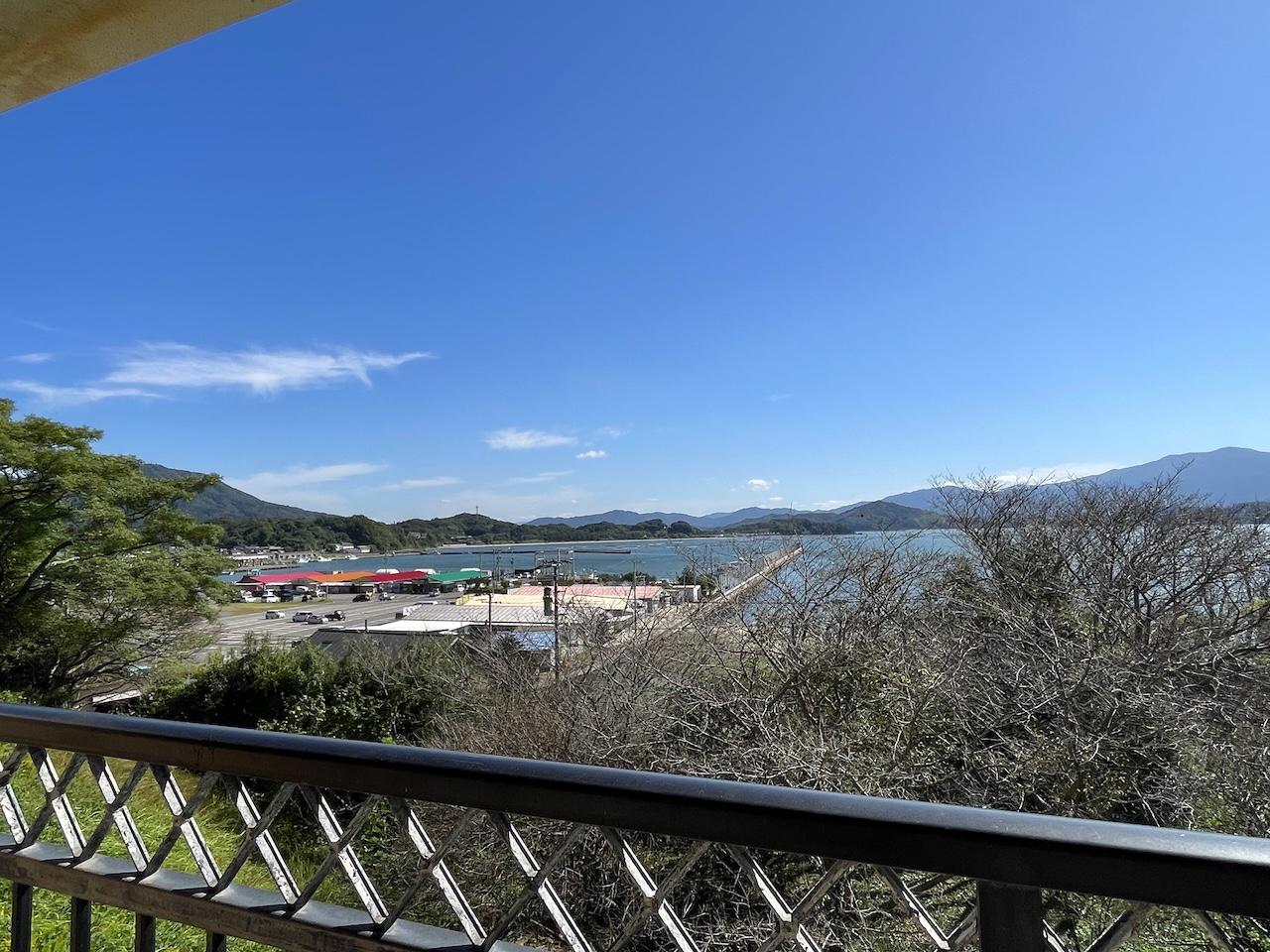 糸島市志摩船越の売買物件/バルコニーからの眺望。海とカキ小屋が見えます。
