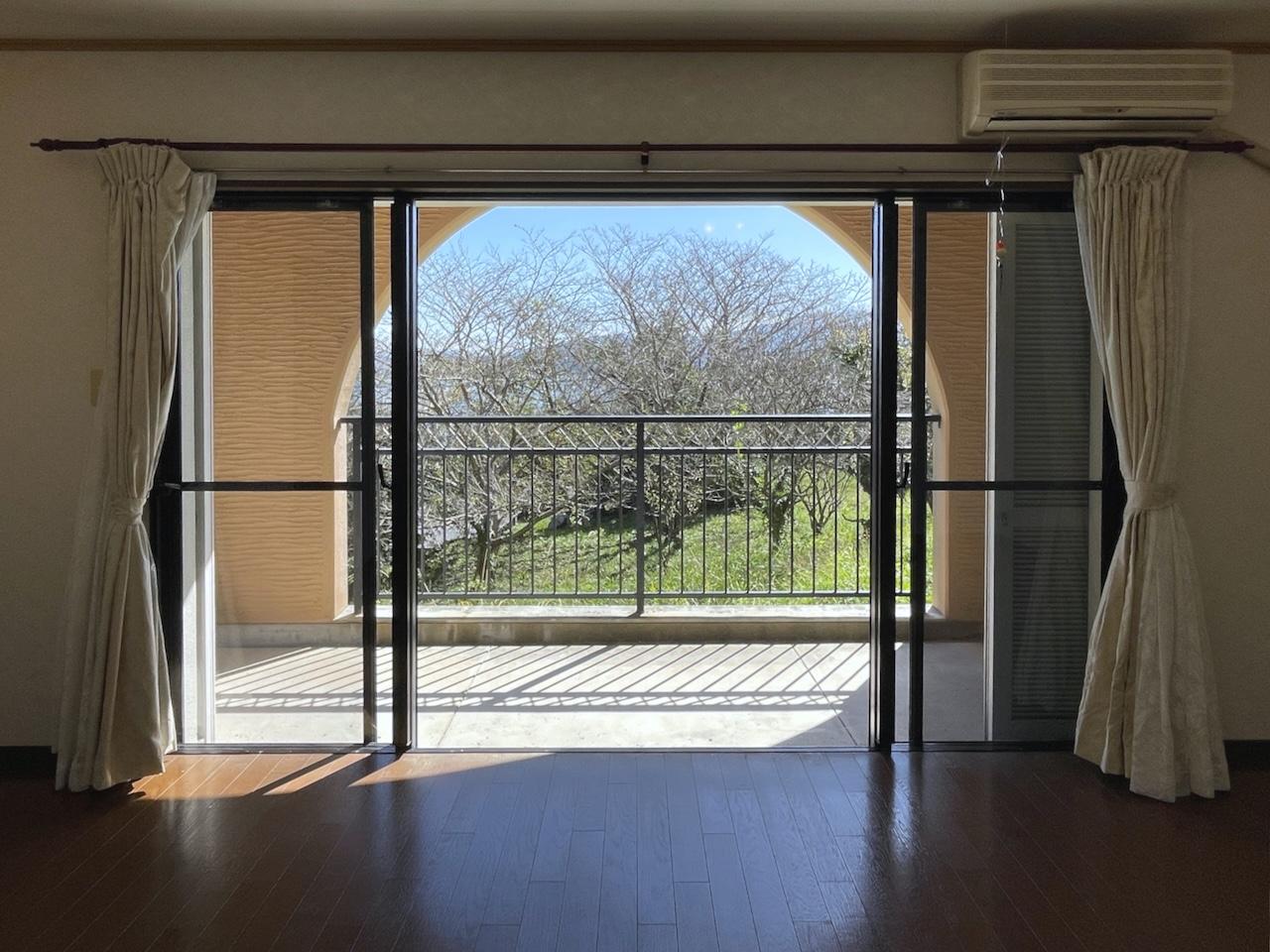 糸島市志摩船越の売買物件/下の階の洋室。こちらの窓からは緑が見えます。