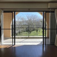 糸島市志摩船越の売買物件/下の階の洋室。こちらの窓からは緑が見えます。