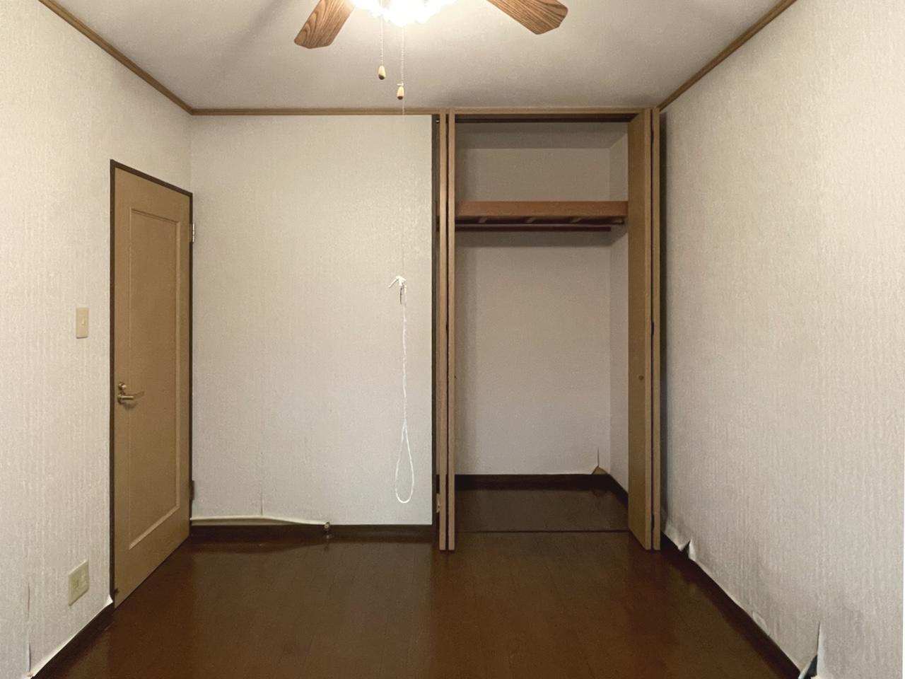 糸島市志摩船越の売買物件/洋室2。こちらはコンパクトなサイズ。クロスは張り替えたほうがよさそう。
