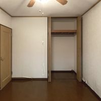 糸島市志摩船越の売買物件/洋室2。こちらはコンパクトなサイズ。クロスは張り替えたほうがよさそう。