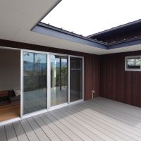 福岡市早良区野芥の売買物件/リビングの隣には広いウッドデッキのスペース。BBQしたり、子どもたちがプールで遊んだりもできちゃいそう。