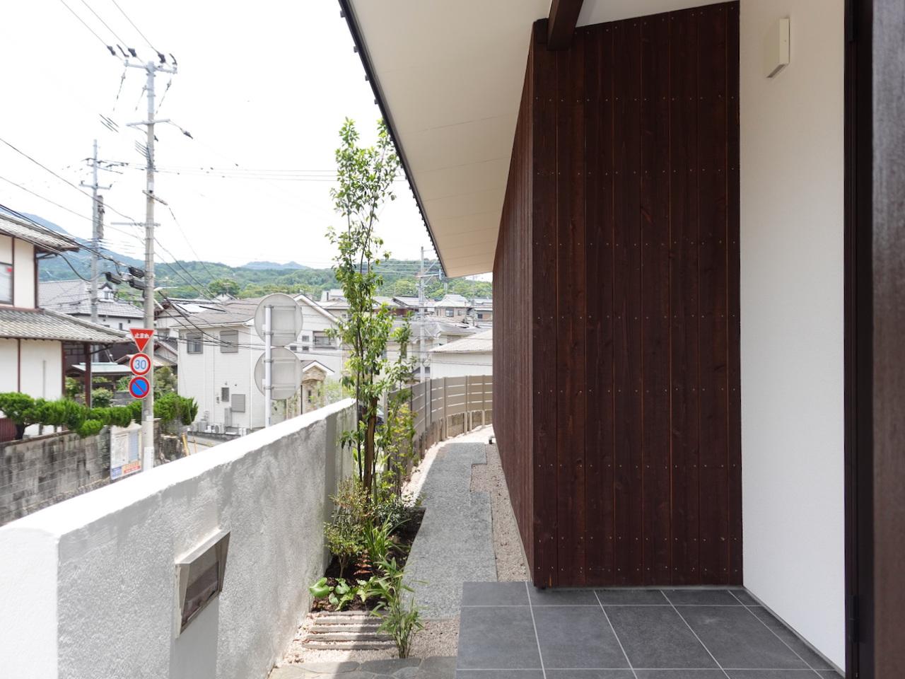 福岡市早良区野芥の売買物件/玄関まわりもきれいに整えられ、気持ちよく迎えてくれます。
