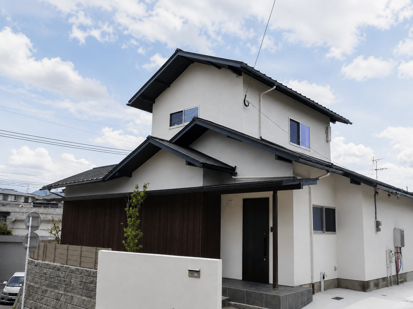 福岡市早良区野芥の売買物件/一見すると落ち着いた佇まいの一軒家ですが、外壁などは新しく一新され、気持ちのいい印象です。