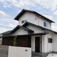 福岡市早良区野芥の売買物件/一見すると落ち着いた佇まいの一軒家ですが、外壁などは新しく一新され、気持ちのいい印象です。