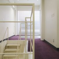 福岡市博多区古門戸町の賃貸物件/白い階段が、空間のアクセントに。