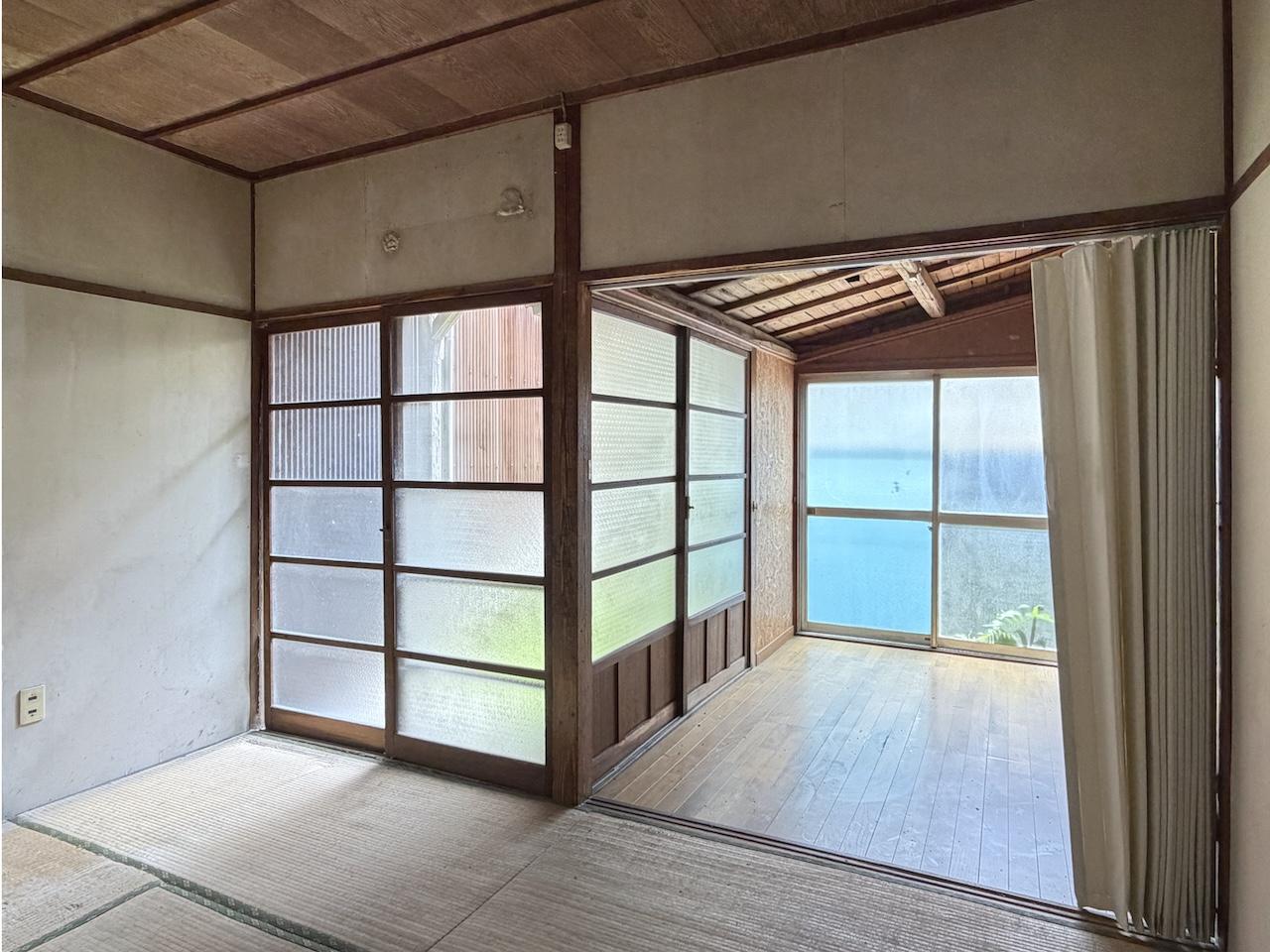 福岡市中央区荒戸の賃貸物件/1階奥のお部屋。レトロな窓ガラスがお待ちかね。