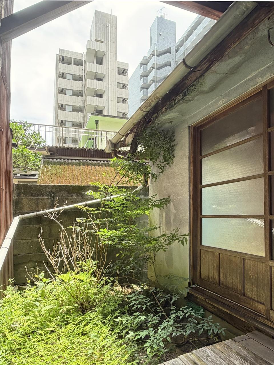 福岡市中央区荒戸の賃貸物件/都会の中のプチ縁側。小さな枯山水をつくったら面白そう。