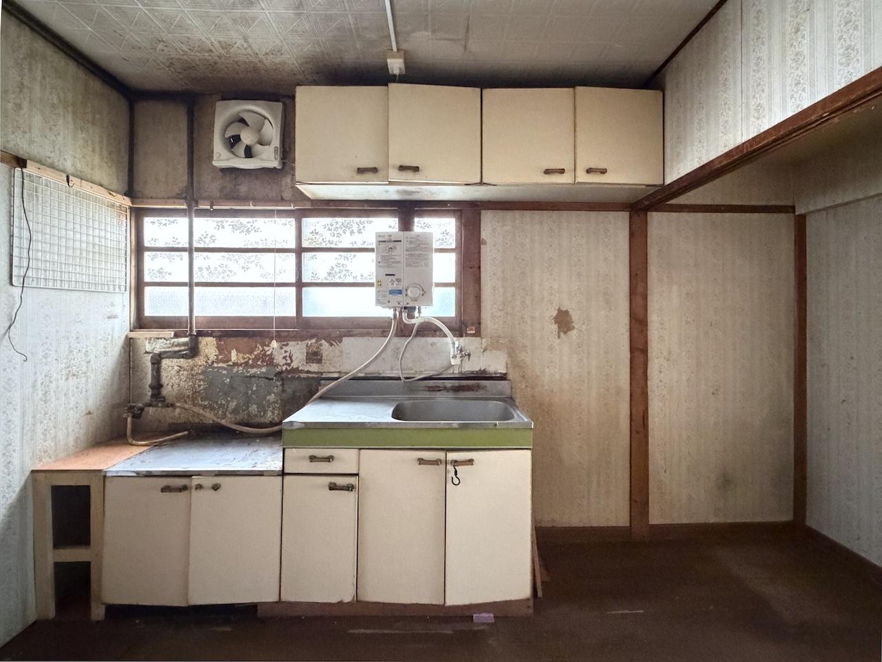 福岡市中央区荒戸の賃貸物件/キッチン周り。今回は事務所・店舗の募集なので、いっそのこと撤去ですな。