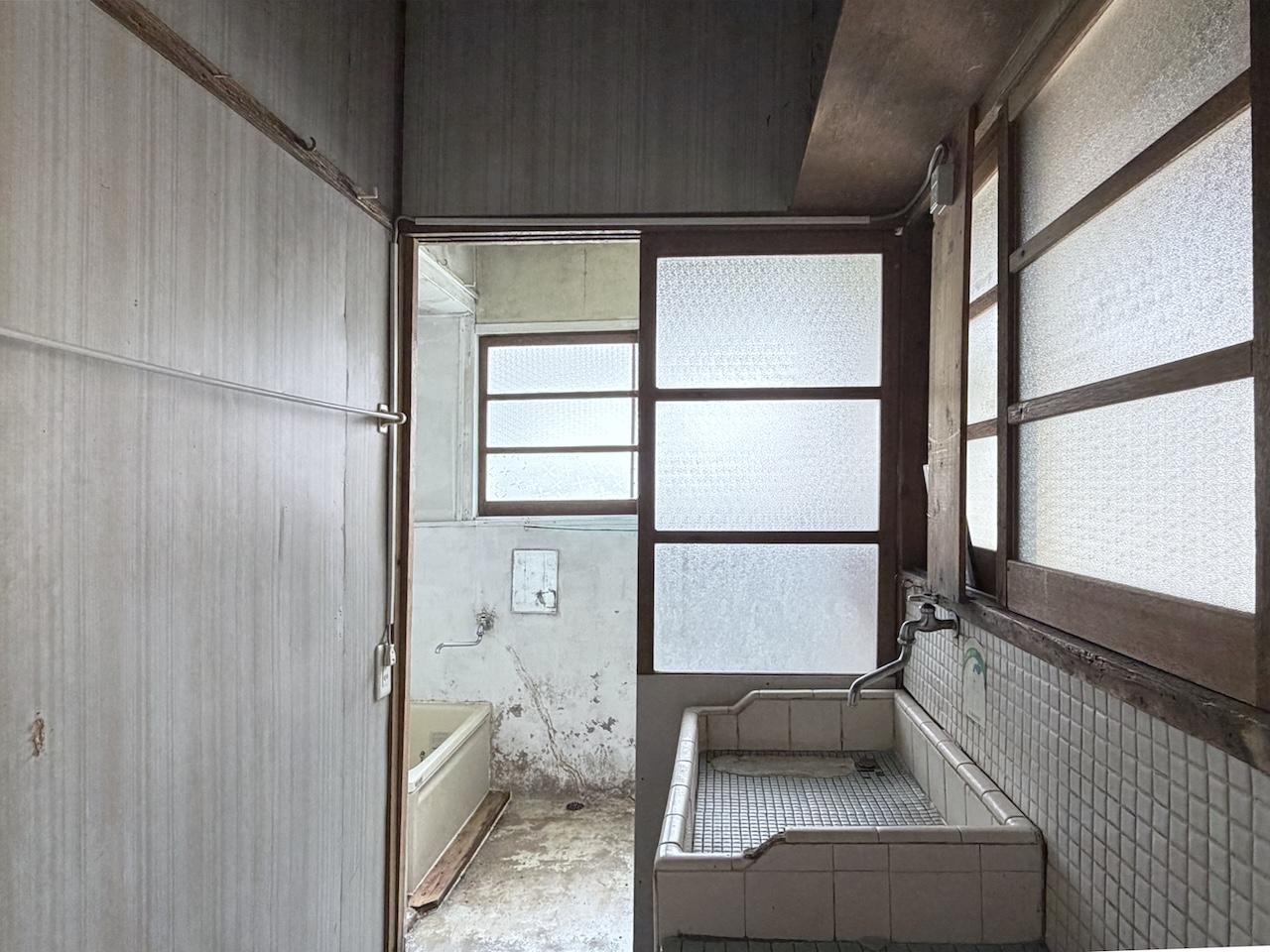 福岡市中央区荒戸の賃貸物件/洗面所。これは昔ながらのタイルで残してほしい。
