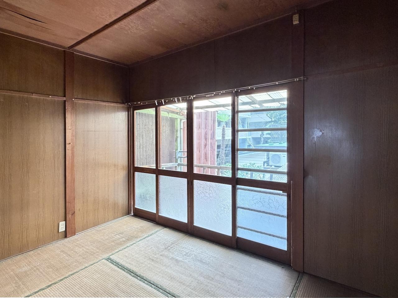 福岡市中央区荒戸の賃貸物件/2階奥の間。扉からバルコニーに出入り可能。