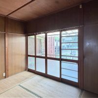 福岡市中央区荒戸の賃貸物件/2階奥の間。扉からバルコニーに出入り可能。