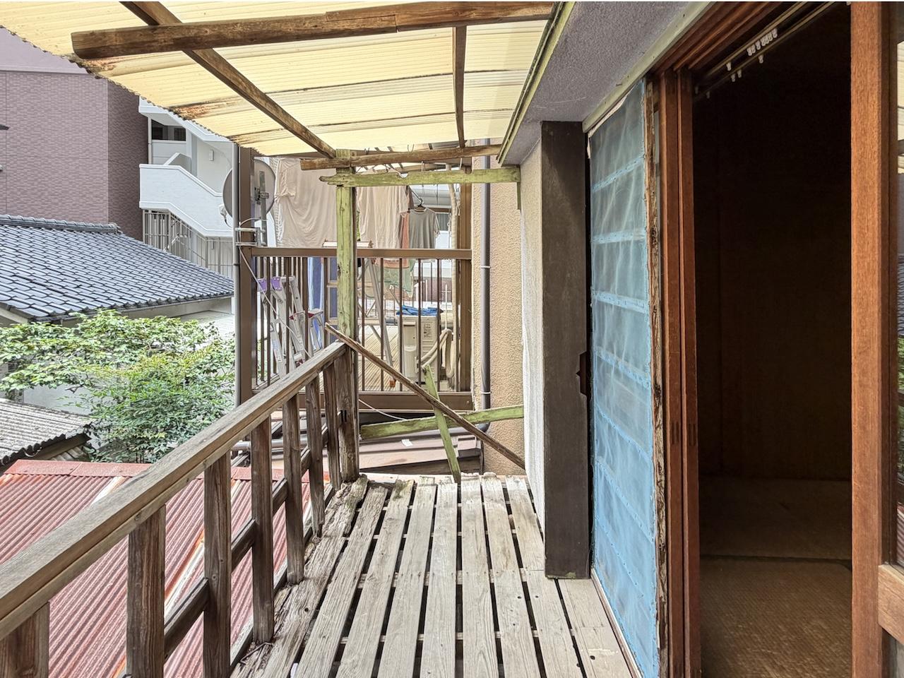 福岡市中央区荒戸の賃貸物件/少し不安なバルコニー。補強したほうがよいかも。